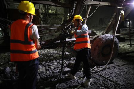 (miniature) Des ouvriers travaillent dans le tunnel de Qingmiaozhai de la ligne ferroviaire à grande vitesse Guiyang-Nanning