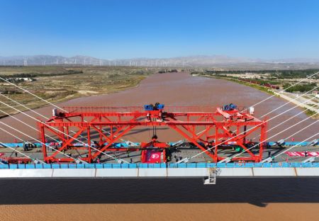 (miniature) Photo aérienne du chantier du grand pont Wuhai traversant le fleuve Jaune