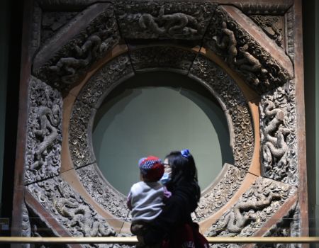 (miniature) Des touristes visitent le Mus&eacute;e de l'architecture ancienne de Beijing