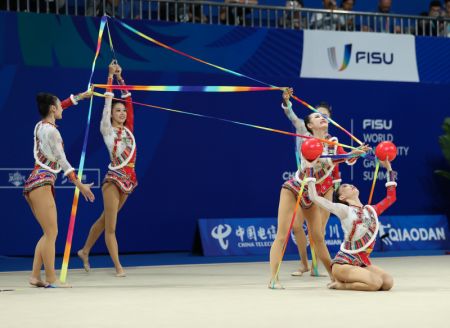 (miniature) L'équipe de Chine dispute la deuxième rotation de la finale du concours général par équipe lors de la 31e édition estivale des Jeux mondiaux universitaires de la FISU