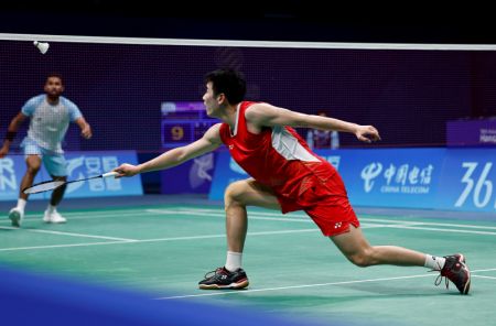 (miniature) Le Chinois Li Shifeng affronte l'Indien Prannoy Haseena Sunil Kumar en demi-finale du simple hommes de badminton aux 19es Jeux asiatiques