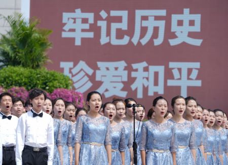 (miniature) Des étudiants chantent à une cérémonie marquant le 84e anniversaire du début de la guerre de résistance de la nation chinoise tout entière contre l'agression japonaise au Musée de la guerre de résistance du peuple chinois contre l'agression japonaise à Beijing