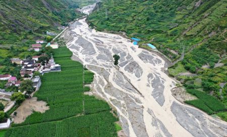 (miniature) Photo aérienne des terres et des routes détruites par des inondations dans le district de Zhouqu