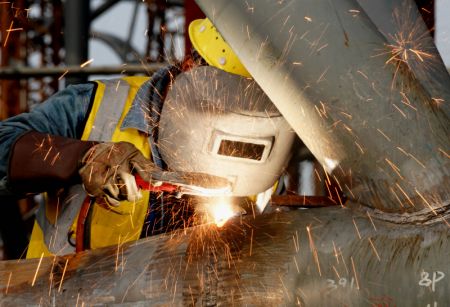 (miniature) Un ouvrier travaille sur le chantier de la Gare ferroviaire du sud de Zhengzhou
