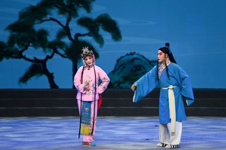 (miniature) Des artistes se produisent sur scène lors de la cérémonie d'ouverture du 10e Festival d'Art de l'opéra Qinqiang à Xi'an