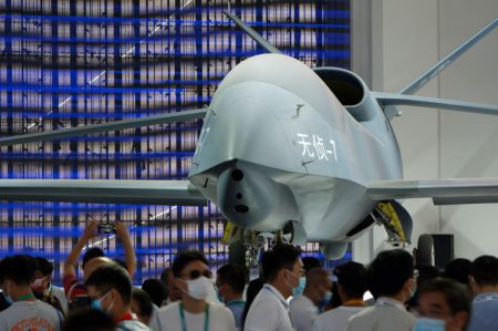 (miniature) Photo prise le 29 septembre 2021 montrant un véhicule aérien sans pilote WZ-7 destiné à la surveillance présenté lors du 13e Salon international de l'aviation et de l'aérospatiale de Chine