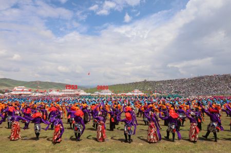 (miniature) Photo d'une célébration du 70e anniversaire de la création de la préfecture autonome tibétaine de Gannan