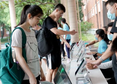 (miniature) Des étudiants de première année s'inscrivent avec l'aide de la reconnaissance faciale à l'Université Fudan