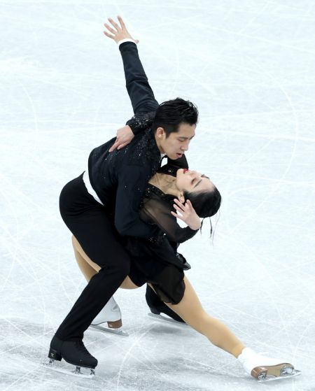 (miniature) Sui Wenjing (à droite) et Han Cong de la Chine lors du programme court de l'épreuve par équipes de patinage artistique