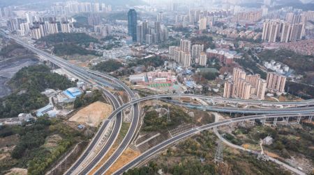 (miniature) Photo aérienne de l'échangeur de Taoxi d'une autoroute reliant les villes de Renhuai et de Zunyi