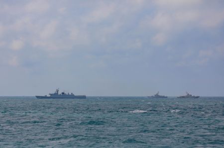 (miniature) Des navires des marines chinoise et vietnamienne lors d'une patrouille conjointe de deux jours dans le golfe de Beibu