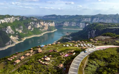(miniature) Photo aérienne d'un site de camping de la ville de Qianxi
