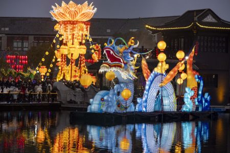 (miniature) Des gens visitent un spectacle de lanternes pour célébrer la prochaine fête du Printemps à Taizhou