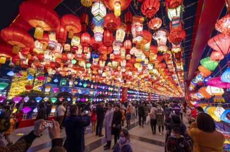 (miniature) Des habitants contemplent des lanternes avant la fête du Printemps sur la place Nanfeng de la ville de Yuncheng