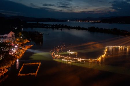 (miniature) Vue nocturne lors d'un festival folklorique dans le village de p&ecirc;cheurs de Sandu &agrave; Jiande