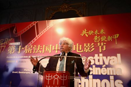(miniature) Le réalisateur français Jean-Jacques Annaud prononce un discours lors de la cérémonie d'ouverture du 10e Festival du cinéma chinois en France à Paris le 13 mai 2024