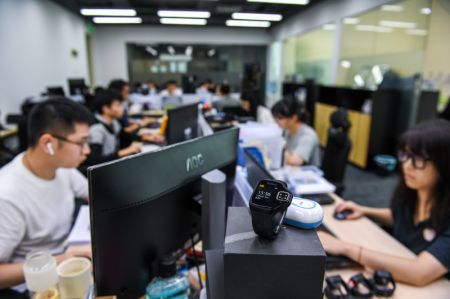 (miniature) Des employés travaillent dans le bureau d'une start-up de la base d'innovation et d'entrepreneuriat des jeunes du Guangdong