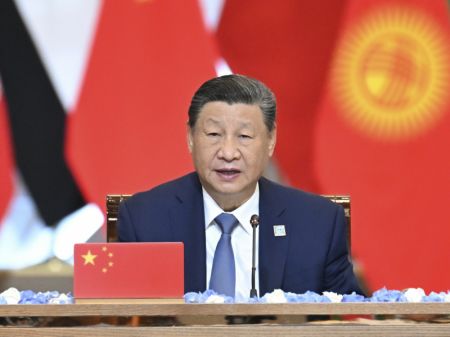(miniature) Le président chinois Xi Jinping participe à la 24e réunion du Conseil des chefs d'Etat de l'Organisation de coopération de Shanghai (OCS) au Palais de l'indépendance à Astana