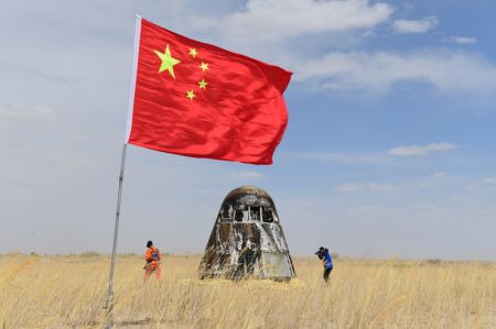 (miniature) La capsule de retour de la version d'essai du vaisseau spatial habité chinois de nouvelle génération sur le site d'atterrissage de Dongfeng