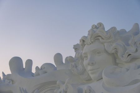 (miniature) Une sculpture présentée lors de la 33e Exposition internationale d'art de sculpture sur neige de Harbin