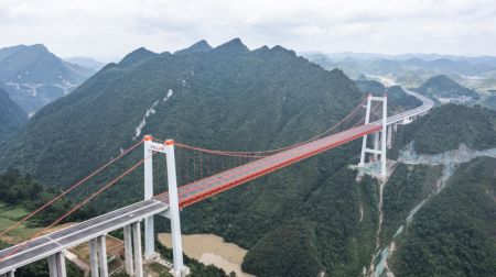 (miniature) Le grand pont de Yangbaoshan sur l'autoroute Guiyang-Huangping