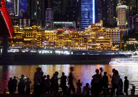 (miniature) Des touristes visitent le site touristique de Hongyadong dans la nuit à Chongqing