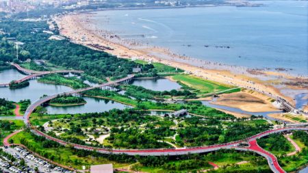 (miniature) Photo prise par un drone d'un chemin le long de la côte de la ville de Rizhao