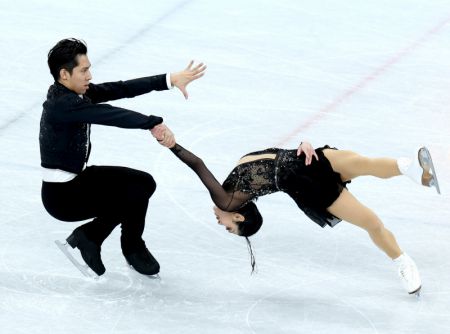 (miniature) Sui Wenjing (à droite) et Han Cong de la Chine lors du programme court de l'épreuve par équipes de patinage artistique