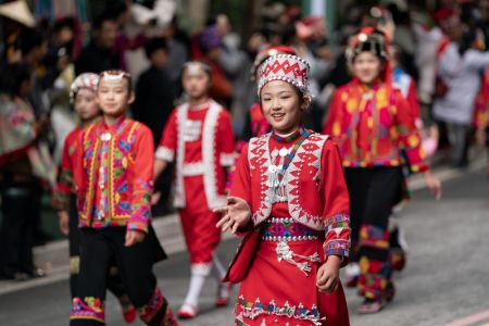 (miniature) Des habitants locaux du groupe ethnique Hani participent à un défilé lors d'un festival de tourisme culturel dans le district de Luchun de la préfecture autonome Hani et Yi de Honghe