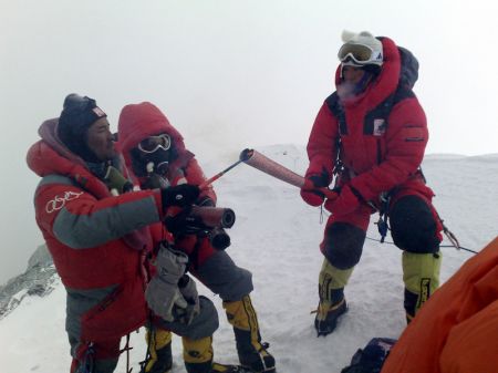 (miniature) Une photo prise le 8 mai 2008 montre Norbu Zhamdu (à gauche) qui allume la torche olympique du premier porteur de flambeau Gegyi avec un allume-feu au sommet du mont Qomolangma dans la région autonome du Tibet (sud-ouest)