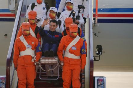 (miniature) L'astronaute Ye Guangfu salue la foule à son arrivée à Beijing