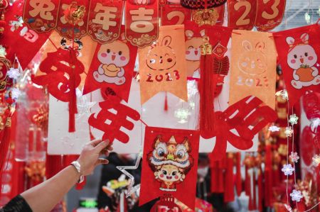 (miniature) Des gens choisissent des décorations pour la fête du Printemps à Changchun