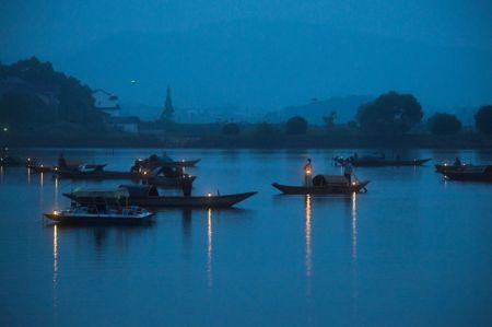 (miniature) Photo aérienne prise le 28 avril 2021 de la vue nocturne du village de pêcheurs de Sandu à Jiande