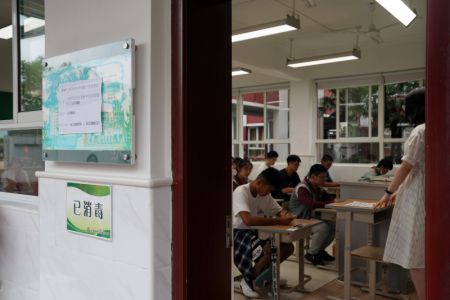 (miniature) Des élèves s'installent dans une salle pour passer l'examen d'entrée au lycée