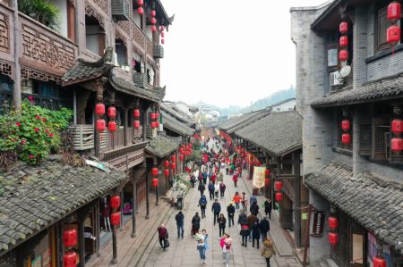 (miniature) Des touristes visitent la vieille ville de Shuangjiang