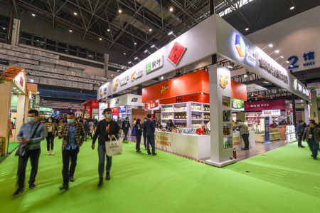 (miniature) Des gens visitent le Salon international d'hiver des produits agricoles tropicaux de Chine (Hainan) 2020