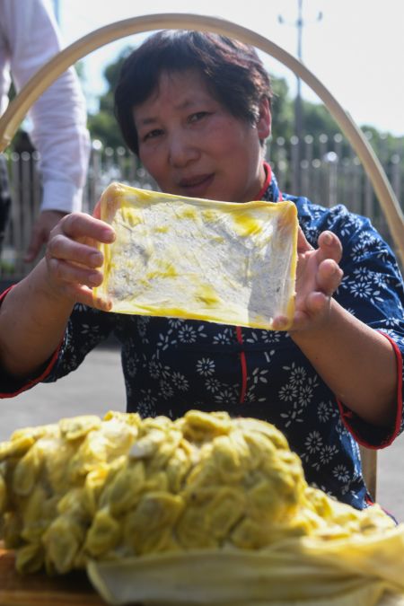 (miniature) Une éleveuse de vers à soie traite des cocons dorés dans le village de Qujiabang du bourg de Zhouquan