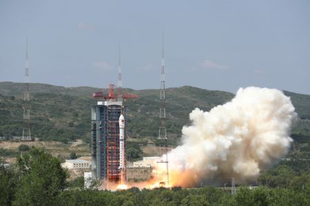 (miniature) Une fusée porteuse Longue Marche-2D transportant quatre satellites décolle depuis le Centre de lancement de satellites de Taiyuan