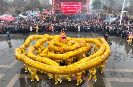 (miniature) Des gens admirent une danse du dragon dans le district de Quanjiao de la province chinoise de l'Anhui (est)