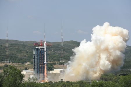 (miniature) Une fusée porteuse Longue Marche-2D transportant quatre satellites décolle depuis le Centre de lancement de satellites de Taiyuan