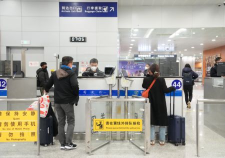 (miniature) Des passagers passent le contrôle d'immigration à l'Aéroport international Pudong de Shanghai