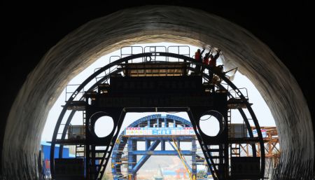 (miniature) Des ouvriers travaillent sur le chantier de construction d'un tunnel faisant partie d'une ligne ferroviaire à grande vitesse reliant Shenyang au mont Changbai
