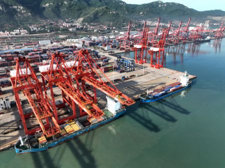 (miniature) Photo aérienne prise le 9 mai 2023 montrant le terminal à conteneurs dans le port de Lianyungang