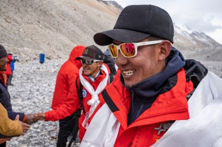 (miniature) Les membres d'une &eacute;quipe d'exp&eacute;dition scientifique chinoise sont sur le chemin du retour au camp de base du mont Qomolangma