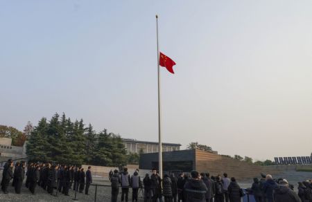 (miniature) Le drapeau national chinois en berne au Mémorial des victimes du massacre de Nanjing par les envahisseurs japonais à Nanjing