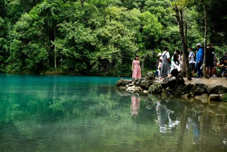 (miniature) Des touristes visitent le site pittoresque de Xiaoqikong