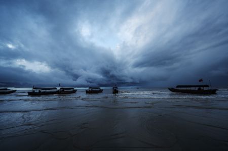 (miniature) Photo prise au petit matin le 15 ao&ucirc;t 2023 de la plage de Jintan &agrave; Dongxing