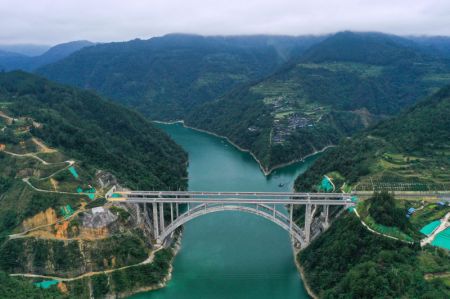 (miniature) Photo aérienne montrant une section d'une autoroute reliant le district de Jianhe et le district de Liping dans la province chinoise du Guizhou (sud-ouest)