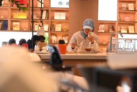 (miniature) Des gens profitent de leur temps libre dans une maison de thé à Fuzhou