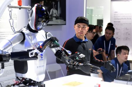 (miniature) Un robot exposé lors de la Conférence mondiale sur l'IA 2024 à Shanghai